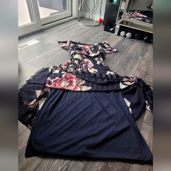 A dress - Picture 3 of 4